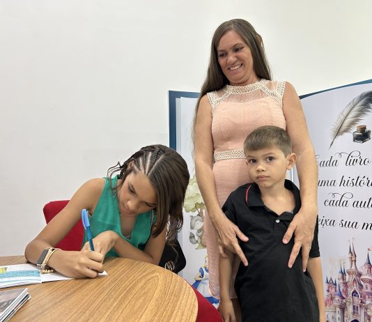 Escola Municipal conta com projeto onde alunos escrevem próprios livros de estória